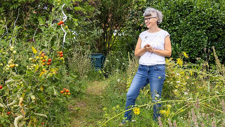 Franziska Fröhlich genießt in ihrem Garten in Reichenberg die Natur: 'Ich kann jetzt nach meinem eigenen Rhythmus leben.'