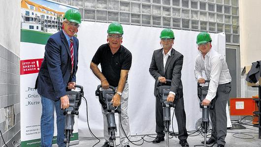 Nicht mit dem Spaten, sondern mit dem Abbruchhammer gingen (von links), Bürgermeister Günther Werner und sein Vorgänger Rudi Eck, Thomas Strätz und sein Sohn Marco Strätz, Geschäftsführer der Green Trust Projektentwicklungs-GmbH aus Stettfeld, beim offiziellen „Spatenstich“ für die Wohnanlage Salesianum in Haßfurt zu Werke. Nicht mit dem Spaten, sondern mit dem Abbruchhammer gingen (von links), Bürgermeister Günther Werner und sein Vorgänger Rudi Eck, Thomas Strätz und sein Sohn Marco Strätz, Geschäftsführer der Green Trust Projektentwicklungs-GmbH aus Stettfeld, beim offiziellen „Spatenstich“ für die Wohnanlage Salesianum in Haßfurt zu Werke.