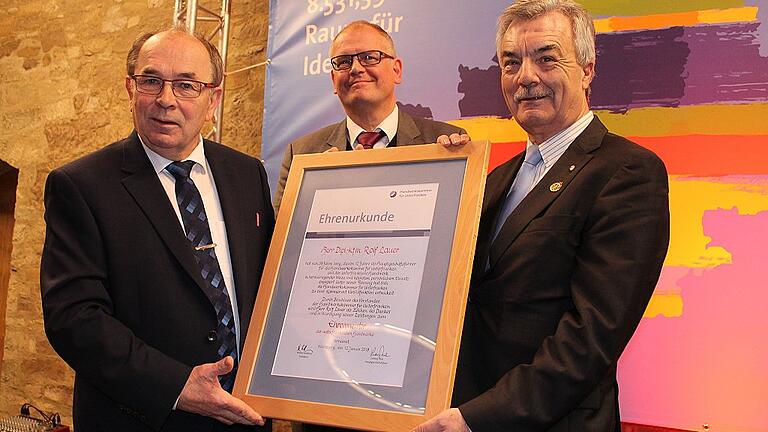 Seltene Auszeichnung: Rolf Lauer (von rechts) wurde bei seiner Abschiedsfeier zum Ehrenmeister des unterfränkischen Handwerks ernannt. Lauers Nachfolger Ludwig Paul und Kammerpräsident Walter Heußlein gratulierten.