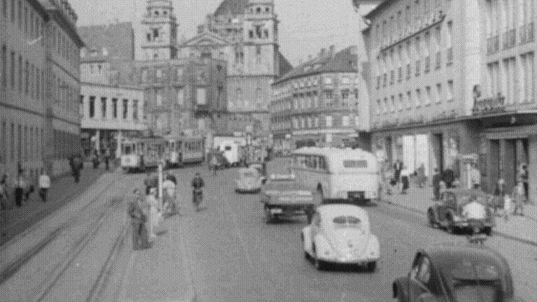 Szene aus dem Würzburg-Film, Teil 2 (Jahre 1956 bis 1970): In der oberen Juliuspromenade waren in den 50er Jahren noch Autos unterwegs.