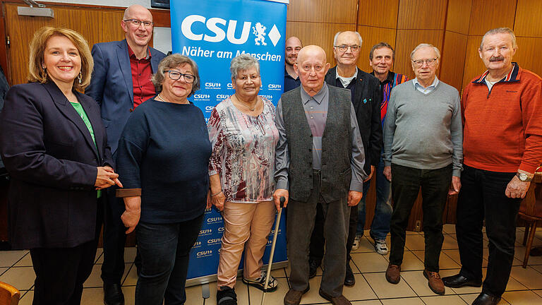 Bei der Mitgliederversammlung anwesend waren (von links): Martina Gießübel, Andreas Goller, Therese Gasch (20 Jahre), Rosa-Maria Ammon (45 Jahre), Felix Zirkelbach, Friedrich Ammon (55 Jahre), Peter Heusinger (50 Jahre), Martin Pensel, Gerhard Manlig (60 Jahre) und Rainer Hagen (verabschiedeter Schatzmeister). Bei der Mitgliederversammlung anwesend waren (von links): Martina Gießübel, Andreas Goller, Therese Gasch (20 Jahre), Rosa-Maria Ammon (45 Jahre), Felix Zirkelbach, Friedrich Ammon (55 Jahre), Peter Heusinger (50 Jahre), Martin Pensel, Gerhard Manlig (60 Jahre) und Rainer Hagen (verabschiedeter Schatzmeister).
