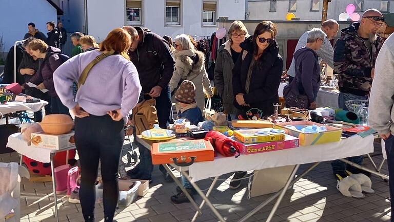 In manchen Höfen wurde es beim Besucheransturm auf den ersten Reichenbacher Dorfflohmarkt vor einem Jahr richtig eng.