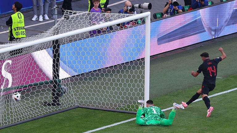 Qazim Laçi       -  Zunächst trifft Albaniens Qazim Laçi (r) gegen Kroatiens Torhüter Dominik Livakovic zum 1:0.