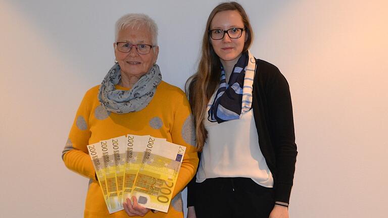 Das Foto zeigt die Gewinnerin Elisabeth Dinkel und Finanzberaterin Michaela Paal.