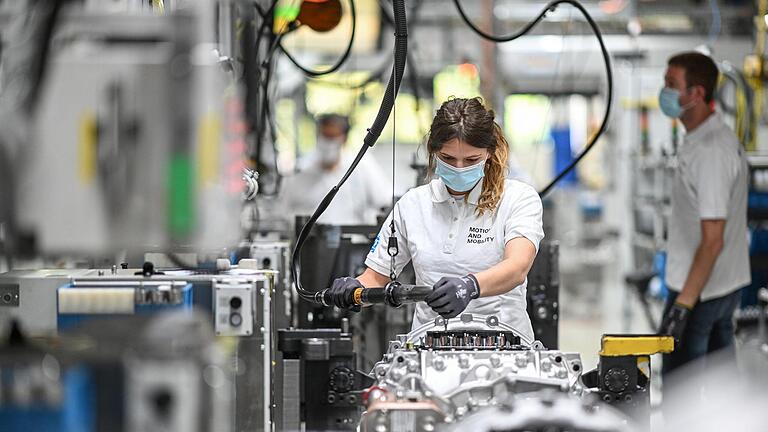 Eine Monteurin arbeitet im Werk des Automobilzulieferers ZF Friedrichshafen an einem Getriebe für Lastwagen. Foto: Archiv / Symbolbild / Felix Kaestle, dpa       -  Eine Monteurin arbeitet im Werk des Automobilzulieferers ZF Friedrichshafen an einem Getriebe für Lastwagen. Foto: Archiv / Symbolbild / Felix Kaestle, dpa