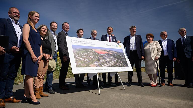 Gruppenbild mit Ministerpräsident: Gemeinsam mit Markus Söder präsentierten Verantwortliche des Uniklinikums sowie Politikerinnen und Politiker aus der Region eine neue Infotafel.