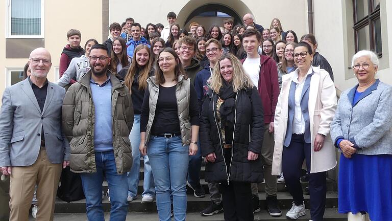 Schweinfurts Bürgermeisterin Sorya Lippert (rechts) empfing die spanischen Austauschschüler der 9. Jahrgangsstufe der Walther-Rathenau-Realschule samt Lehrkräften.