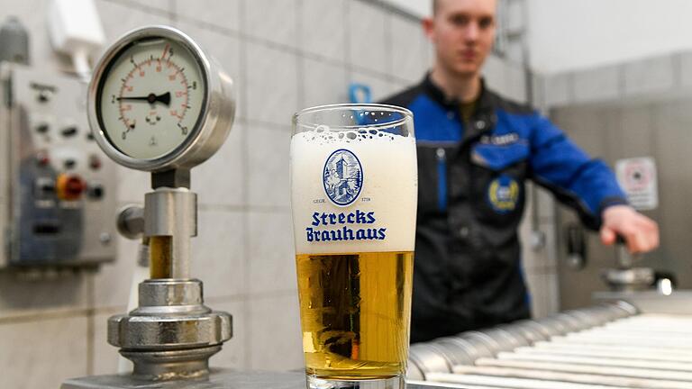 Der 'fröhliche Schluck', so die Eigenwerbung, sorgte für so manche Sorgenfalte, als die Ostheimer Streck-Bräu im Sommer ihr Ende nach 300-jähriger Geschichte ankündigte. Wenige Tage später die Entwarnung: Ein hessischer Investor hat die Traditionsbrauerei übernommen.