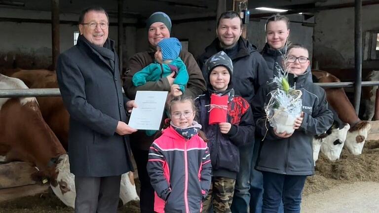 Familie Schmitt mit Bürgermeister Friedel Heckenlauer bei der Übergabe der besonderen Urkunde von Bundespräsident und Patenonkel Frank-Walter Steinmeier.