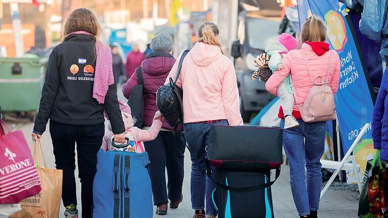 Geflüchtete Frauen und Mädchen       -  Flüchtlinge aus der Ukraine: Sollen sie wie andere Asylbewerber behandelt werden? (Archivfoto)