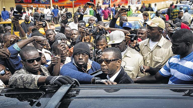 Umringt: Youssou N'Dour in diesem Frühjahr bei Demonstrationen in Senegals Hauptstadt Dakar. Der Weltstar ist neuer Kulturminister seines Landes.  DOMINIKC NAHR/ MAGNUM PHOTOS