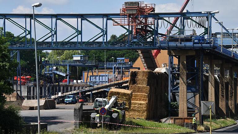 Während auf dem Rübenhof der Ochsenfurter Zuckerfabrik die Aufräumarbeiten im Gange sind, rätseln die Brandermittler der Kriminalpolizei noch immer darüber, wie genau der Großbrand auf dem Werkgelände am Abend des 17. Juni entstanden ist.