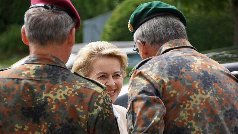 Brigadegeneral Andreas Hannemann, Kommandeur des Ausbildungszentrums Infanterie, und Oberst Michael Uhrig, Kommandeur des VN-Ausbildungszentrums, empfangen Verteidigungsministerin Ursula von der Leyen auf dem Lagerberg. Foto: Arkadius Guzy       -  Brigadegeneral Andreas Hannemann, Kommandeur des Ausbildungszentrums Infanterie, und Oberst Michael Uhrig, Kommandeur des VN-Ausbildungszentrums, empfangen Verteidigungsministerin Ursula von der Leyen auf dem Lagerberg. Foto: Arkadius Guzy