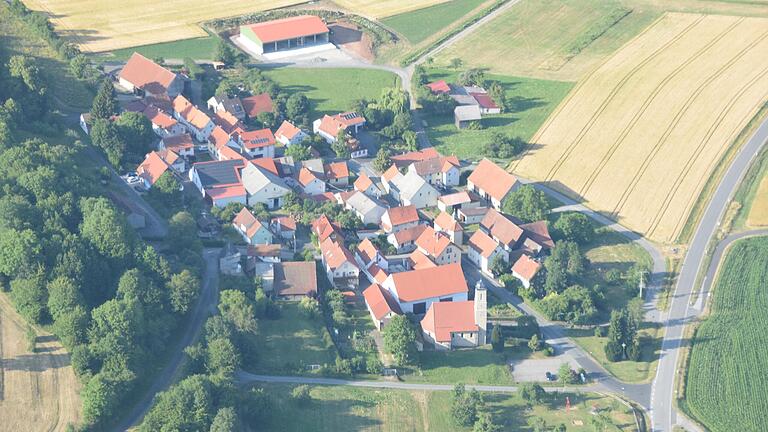 Wenn man das nun gesuchte Dorf aus der Luft fotografiert, gehen Höhenunterschiede verloren. Unser aktuelles Sommerrätsel-Dorf fällt jedoch durch seine exponierte Lage auf.