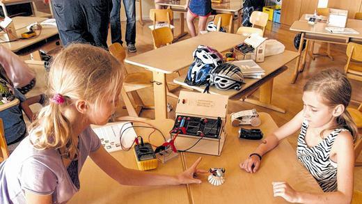 Schrubber mit Batterie: Die &bdquo;Laufbürste Wirbelwind&ldquo; geriet zur echten Attraktion im Klassenzimmer der 4a.