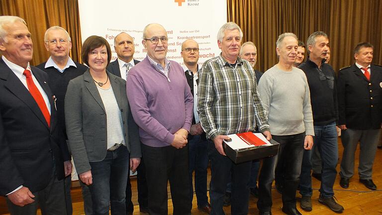 Den Blutspendern, die bereits 150 Mal spendeten, gratulierten bei einer Feierstunde im Kolpinghaus Lengfurt die Bürgermeister aus den Gemeinden des Altlandkreise Markheidenfeld sowie die Führungsriege des Roten Kreuzes Kreisverband Main-Spessart. Den Blutspendern, die bereits 150 Mal spendeten, gratulierten bei einer Feierstunde im Kolpinghaus Lengfurt die Bürgermeister aus den Gemeinden des Altlandkreise Markheidenfeld sowie die Führungsriege des Roten Kreuzes Kreisverband Main-Spessart.