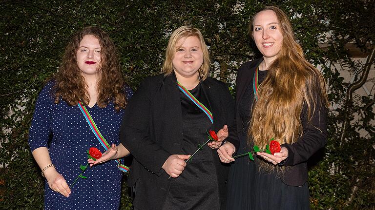 Sophia Wohlfart, Rita Hasenstab und Julia Promeuschel sind Mitglieder der Damenverbindung. Sophia Wohlfart, Rita Hasenstab und Julia Promeuschel sind Mitglieder der Damenverbindung.
