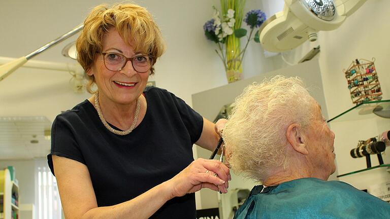 Monika Henneberger führt einen Friseursalon in Mainbernheim (Lkr. Kitzingen) und ist seit 2000 Obermeisterin der Friseurinnung Kitzingen. Monika Henneberger führt einen Friseursalon in Mainbernheim (Lkr. Kitzingen) und ist seit 2000 Obermeisterin der Friseurinnung Kitzingen.