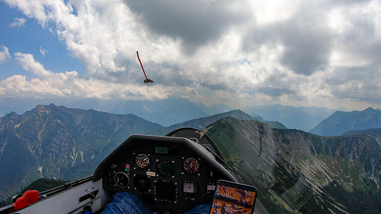 Als Arnulf Koch an der Zugspitze  (hinten links) ankommt, ist sie in Wolken gehüllt, ein Überflug leider nicht möglich. Er muss sich ihr von hinten nähern, um in das Zielgebiet zu kommen.