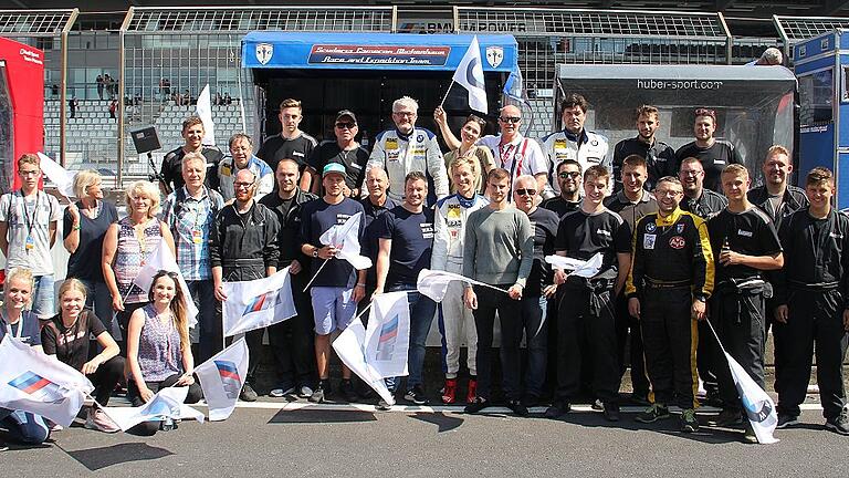 Das Bad Königshöfer Team Leutheuser Racing&Events mit Fanunterstützung beim 24h-Rennen am Nürburgring.