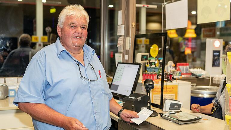 Tankwart Günter Höhn bei der Nachtschicht.