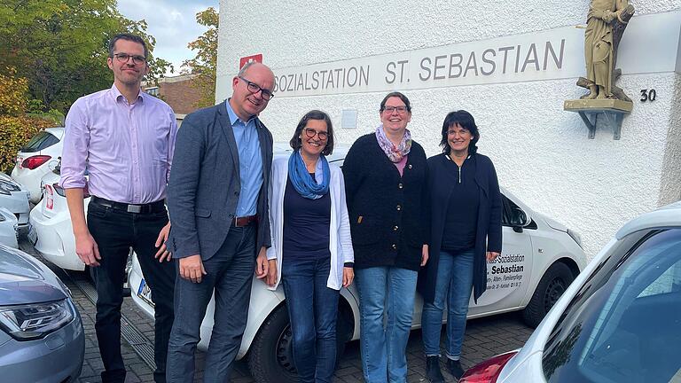 Der Vorstand der Caritas Sozialstation St. Sebastian (von links): Dr. Benedikt Kaufmann (stellv. Vorsitzender), Achim Höfling (Schriftführer), Claudia Jung (Vorsitzende), Stephanie Kitz (Kämmerin) und Geschäftsführerin Elke Roth