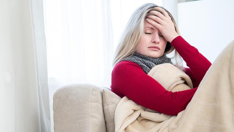 Krank im Bett.jpeg       -  Corona, Erkältung oder Grippe? Die Symptome der Infektionen ähneln sich oft. Patientenproben bestätigen einen Anstieg der Grippe-Fälle.