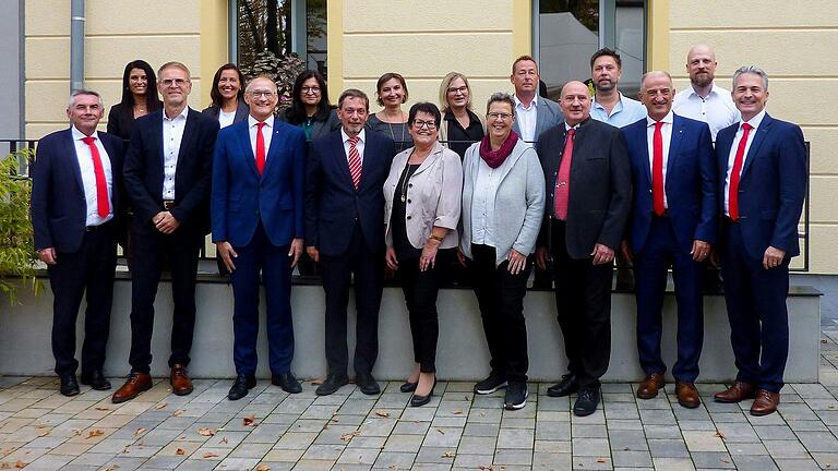 Das Foto zeigt die Jubilare mit (vordere Reihe von rechts): Vorstandsvorsitzenden Peter Schleich und Vorstandsmitglied Roberto Nernosi, Beate Giebfried (Vorsitzende des Personalrats, vierte von rechts), sowie die Vorstandsmitglieder Andreas Linder und Berthold Stahl (siebter und neunter von rechts)