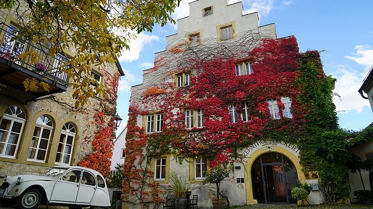 Im Herbst gibt das Gebäude des Sulzfelder Weinguts Luckert ein buntes Bild ab.