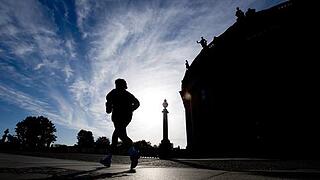 Tipps gegen die Hitze       -  ...ist allerdings nicht ratsam - besser ist es, körperliche Aktivitäten wie Joggen auf die Abendstunden zu beschränken. Außerdem darf man sich ...