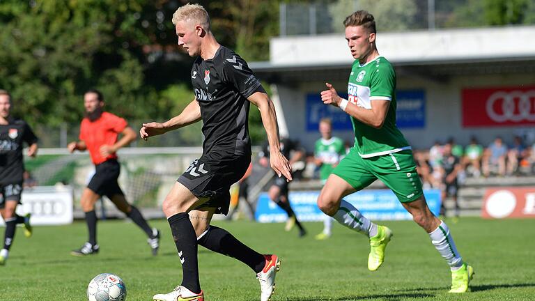 Selbst nach der gelb-roten Karte für Steffen Behr (links) war der TSV Aubstadt im Gastspiel beim VfB Eichstätt (rechts Tobias Stoßberger) die tonangebende Mannschaft.