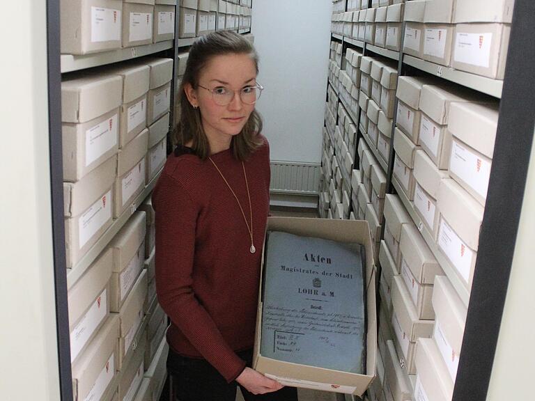 Marina Hanas leitet das Lohrer Stadtarchiv, wo sich auf 600 laufenden Metern Akten aneinanderreihen. Die Einführung der E-Akte wird sich auch dort irgendwann bemerkbar machen.