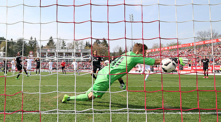 Ein unvergessenes Eigentor: Junior Diaz (links im schwarzen Trikot) trifft gegen Arminia Bielefeld ins eigene Netz. Auch Kickers-Torhüter Jörg Siebenhandl kann den Ball nicht mehr erreichen.