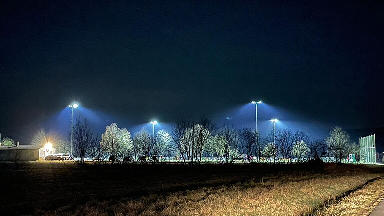 Bei der DJK Schlimpfhof erstrahlt der Platz jetzt im LED-Licht.       -  Bei der DJK Schlimpfhof erstrahlt der Platz jetzt im LED-Licht.