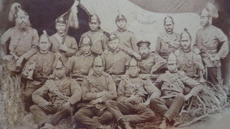 Historisches Foto der ersten Feuerwehrmannschaft aus dem Jahr 1877 in Obereuerheim.