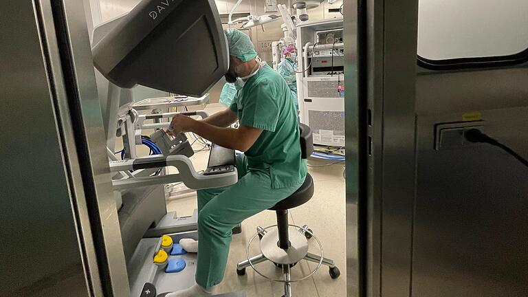 Dr. Alexander Krebs, Chefarzt der Urologie am Schweinfurter Leopoldina-Krankenhaus, steuert über diese Konsole das roboterassistierte Operationssystem DaVinci.&nbsp;