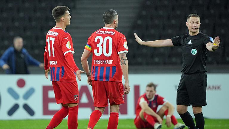 Hertha BSC - 1. FC Heidenheim       -  Hoffenheims Spieler ärgern sich über Schiedsrichter Robert Kampka.