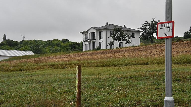 Die Bauherren der Öchsner-Villa in Tauberrettersheim müssen die Herstellungsbeiträge für die öffentliche Entwässerungs- und Wasserversorgungseinrichtung bezahlen. Ihre Widersprüche wurden zurückgewiesen.