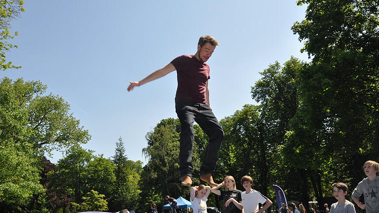 Mitmachtour beim Landesturnfest: Redaktionsvolontär Aaron Niemeyer und Redakteurin Irene Spiegel probierten im Trendsportpark an den Wehranlagen die neuesten Sporttrends aus. Zum Beispiel Juggern, Jonglieren, Slackline, Showdown oder Springen auf dem Airtraclk.