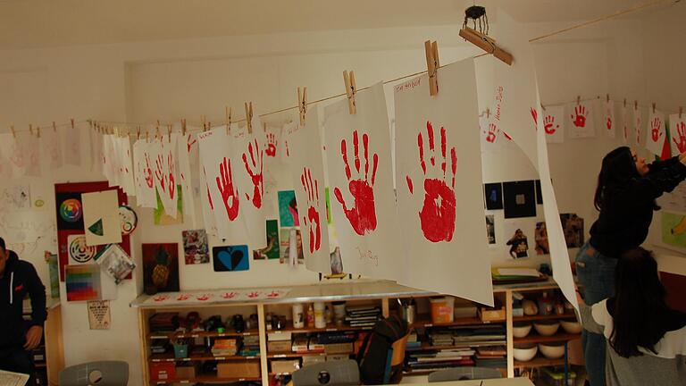 Der Montessori Trägerverein rief zum Aktionstag Red-Hand-Day in seinen sechs Einrichtungen auf.