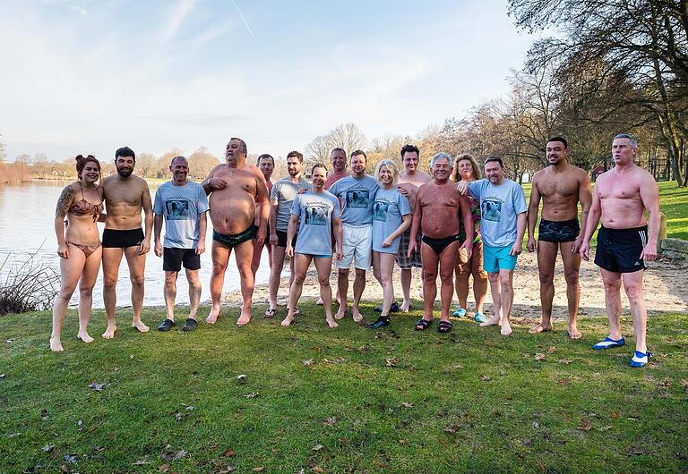 Eine fröhliche Truppe: Die Schweinfurter Eisbären am Baggersee.&nbsp;