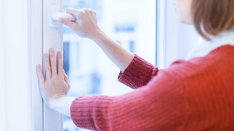 Lüften ist auch in den kalten Monaten im Klassenzimmer oberste Pflicht, damit die Aerosol-Belastung gering bleibt.