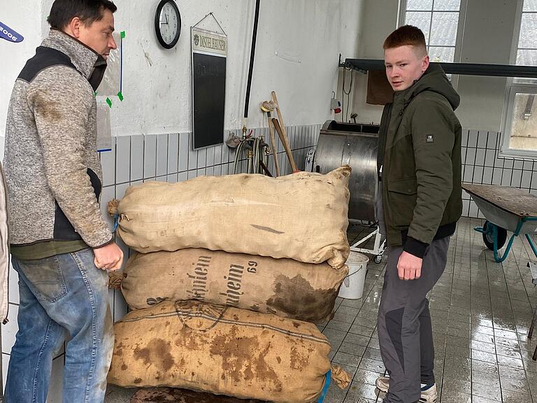 Christian Bischoff (Kassier) und sein Sohn Tim helfen, wie auch die anderen Vereinsmitglieder, ehrenamtlich beim Keltern mit. Tim ist der Chef über die Waage und die Abrechnung. Christian Bischoff (Kassier) und sein Sohn Tim helfen, wie auch die anderen Vereinsmitglieder, ehrenamtlich beim Keltern mit. Tim ist der Chef über die Waage und die Abrechnung.