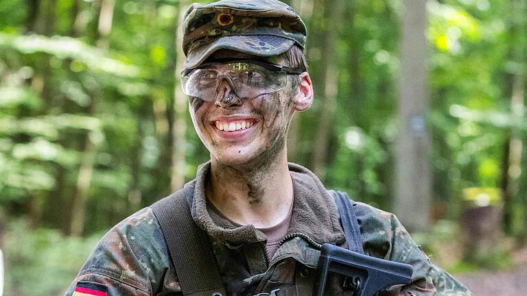 Stabsgefreiter Tobias findet die Ausbildung zum Einzelkämpfer bei allen Strapazen 'großartig'. Stabsgefreiter Tobias findet die Ausbildung zum Einzelkämpfer bei allen Strapazen 'großartig'. 