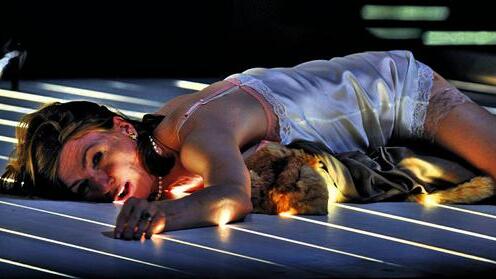 Münchner Kammerspiele: Szenenfoto aus Jossi Wielers Inszenierung &bdquo;Angst&ldquo; nach Stefan Zweig.
