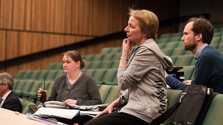 Teil des feierlichen Programms war eine Probe von &bdquo;Cinderella&ldquo;, Anna Vita (Zweite von rechts) sieht ihren Tänzern genau zu.