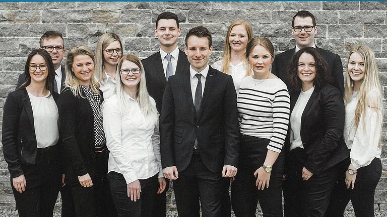 2019: Die aktuelle Mannschaft der Flessabank Bad Neustadt im 50. Jubiläumsjahr mit Niederlassungsleiter Robert Foidl (vorne in der Mitte). 2019: Die aktuelle Mannschaft der Flessabank Bad Neustadt im 50. Jubiläumsjahr mit Niederlassungsleiter Robert Foidl (vorne in der Mitte).