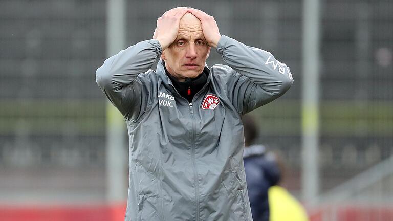 Auch er konnte den Abwärtstrend nicht stoppen: Kickers-Trainer Ralf Santelli verlor beim ersten Spiel nach seiner Berufung mit 1:2 gegen Duisburg. Auch er konnte den Abwärtstrend nicht stoppen: Kickers-Trainer Ralf Santelli verlor beim ersten Spiel nach seiner Berufung mit 1:2 gegen Duisburg.