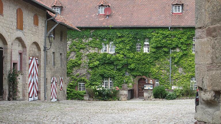 Wie sieht die Zukunft des Schloss Saaleck aus? Die Frage, die Stadt-Bewohner und Besucher häufig stellen, interessierte auch in Obereschenbach. Nach Einschätzung des Bürgermeisters 'fließen hier Millionen Euro', sollen Gastronomie und Hotellerie w... - Wie sieht die Zukunft des Schloss Saaleck aus? Die Frage, die Stadt-Bewohner und Besucher häufig stellen, interessierte auch in Obereschenbach. Nach Einschätzung des Bürgermeisters 'fließen hier Millionen Euro', sollen Gastronomie und Hotellerie weiter betrieben werden. Foto: Winfried Ehling Wie sieht die Zukunft des Schloss Saaleck aus? Die Frage, die Stadt-Bewohner und Besucher häufig stellen, interessierte auch in Obereschenbach. Nach Einschätzung des Bürgermeisters 'fließen hier Millionen Euro', sollen Gastronomie und Hotellerie w... - Wie sieht die Zukunft des Schloss Saaleck aus? Die Frage, die Stadt-Bewohner und Besucher häufig stellen, interessierte auch in Obereschenbach. Nach Einschätzung des Bürgermeisters 'fließen hier Millionen Euro', sollen Gastronomie und Hotellerie weiter betrieben werden. Foto: Winfried Ehling