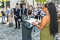 Die dritte Bürgermeisterin Judith Jörg (rechts im Hintergrund) hat am Dienstag am Paradeplatz in Würzburg zum Gedenken an den Genozid gemeinsam mit Serenada Schneeberger (am Pult), Vorstandsmitglied im Verband Deutscher Sinti und Roma, Landesverband Bayern e.V., Kränze zum Gedenken niedergelegt.